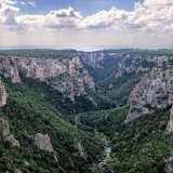 � uno dei canyon pi� grandi d�Europa e oltre a offrire panorami mozzafiato, ospita al suo interno rare specie di piante e animali...